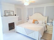 1 bdrm upstairs unit near downtown w/ free