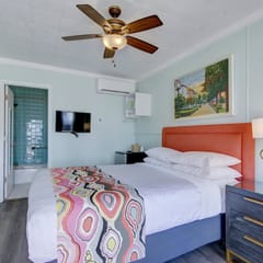 Unit 5*Queen Bedroom, Mini Fridge, Coffee Maker, T