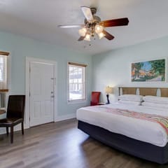 Unit 16*Deluxe King Bedroom, Kitchenette, Wifi, Tv