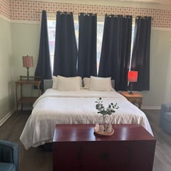 Unit 17 King suite kitchen Fast Wifi Smart TV