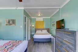 Unit 9*Dbl Queen Room W/Mini Fridge, Microwave, Tv - Image 4