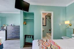 Unit 9*Dbl Queen Room W/Mini Fridge, Microwave, Tv - Image 3
