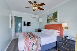 Unit 8*Queen Room, Mini Fridge, Coffee Maker, Wifi - Image 5