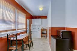 Unit 1 3 Queen, 2 Bdrm Suite With Kitchenette,Wifi - Image 3
