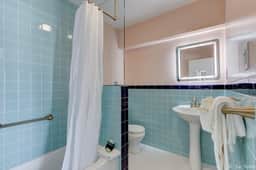 Unit 7*Queen Bedroom, Mini Fridge, Coffee Maker, W - Image 3