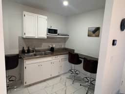 Renovated Apartment Downtown HS - Image 4
