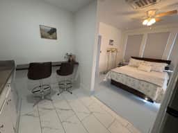 Renovated Apartment Downtown HS - Image 5