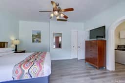 Unit 16*Deluxe King Bedroom, Kitchenette, Wifi, Tv - Image 2