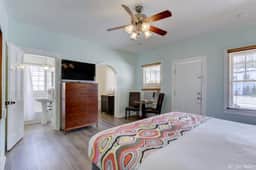 Unit 16*Deluxe King Bedroom, Kitchenette, Wifi, Tv - Image 3