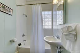 Unit 16*Deluxe King Bedroom, Kitchenette, Wifi, Tv - Image 4