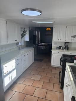 Unit 17 King suite kitchen Fast Wifi Smart TV - Image 5