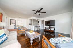 Quiet Neighborhood Near Oaklawn & Downtown - Image 2