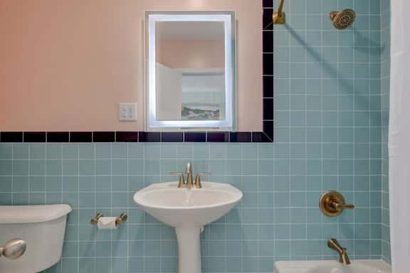 Unit 4*Dbl Queen Room, Mini Fridge, Microwave, Wif - Image 1