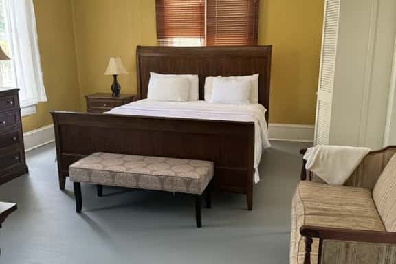 Victorian loft apartment in Historic Motel - Image 1