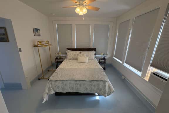 Renovated Apartment Downtown HS - Image 1