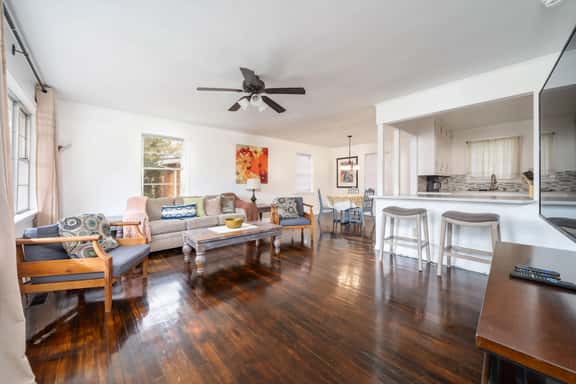 Quiet Neighborhood Near Oaklawn & Downtown - Image 1