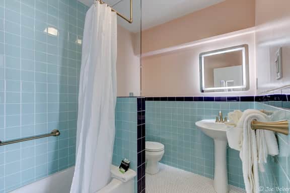 Unit 12*King Bedroom, Mini Fridge, Wifi, Tv - Image 3