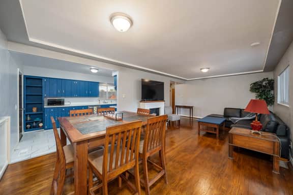 Fenced yard, downtown, pet friendly - Image 5