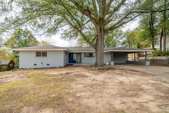 Fenced yard, downtown, pet friendly - Image 2