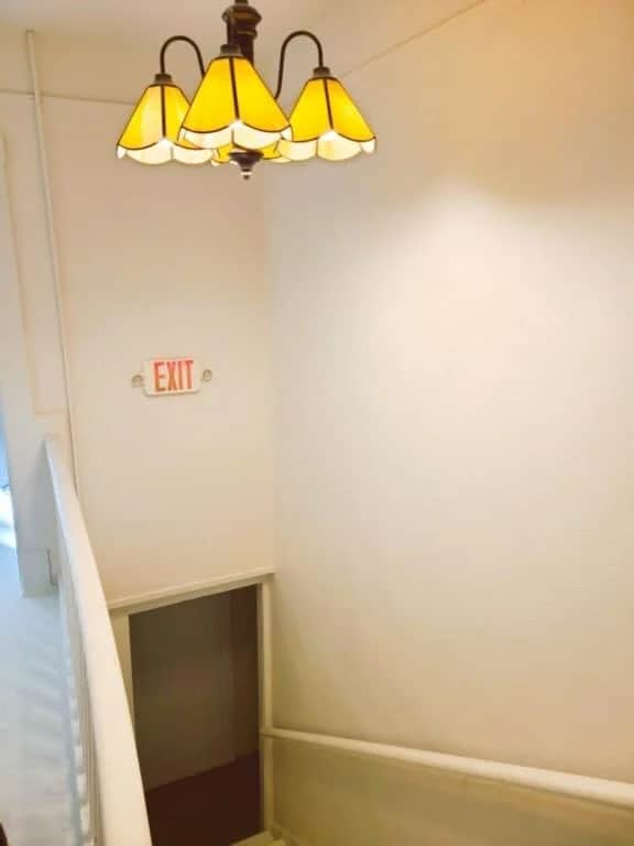 1 bdrm upstairs unit near downtown w/ free - Image 3
