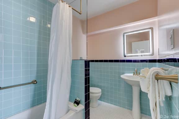 Unit 8*Queen Room, Mini Fridge, Coffee Maker, Wifi - Image 2