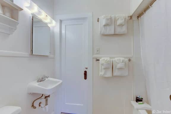 Unit 1 3 Queen, 2 Bdrm Suite With Kitchenette,Wifi - Image 4