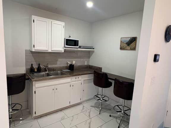 Renovated Apartment Downtown HS - Image 4