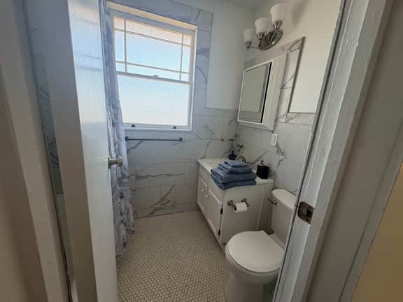 Renovated Apartment Downtown HS - Image 2
