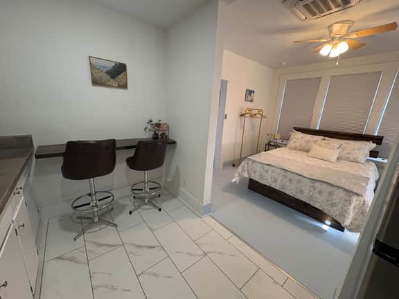 Renovated Apartment Downtown HS - Image 5