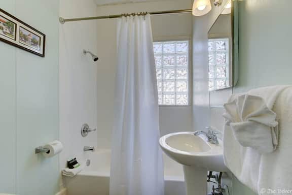 Unit 16*Deluxe King Bedroom, Kitchenette, Wifi, Tv - Image 4