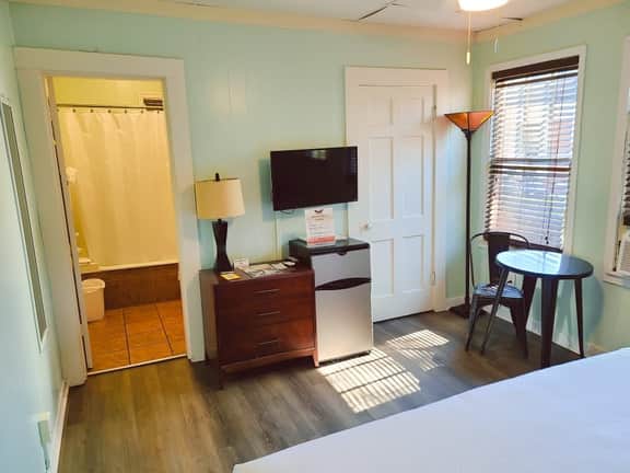 Unit 15 King Bedroom, Mini Fridge, Wifi, Coffee Ma - Image 3