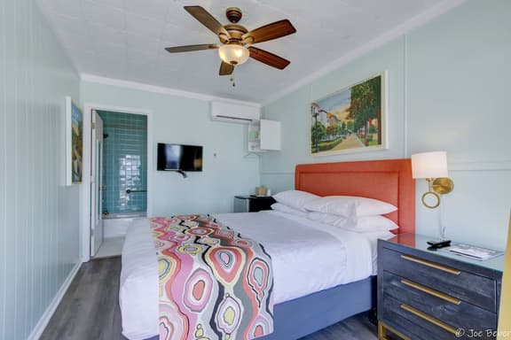 Unit 5*Queen Bedroom, Mini Fridge, Coffee Maker, T - Image 1