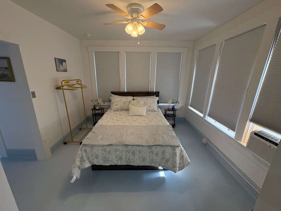 Renovated Apartment Downtown HS - Image 1