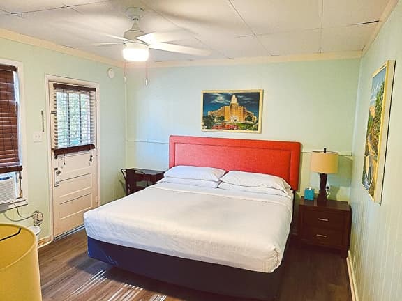 Unit 15 King Bedroom, Mini Fridge, Wifi, Coffee Ma - Image 1
